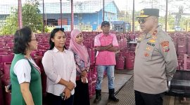 Kapolda Papua Tengah, Brigjen Pol. Jermias Rontini, melakukan sidak stok LPG di gudang PT Sinar Murni Papua, Kabupaten Mimika. Dok_Rp. NT