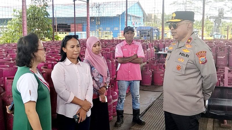 Kapolda Papua Tengah, Brigjen Pol. Jermias Rontini, melakukan sidak stok LPG di gudang PT Sinar Murni Papua, Kabupaten Mimika. Dok_Rp. NT