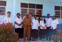 Kepala Dinas Pendidikan Kabupaten Paniai, Agus Kobepa, meninjau pelaksanaan hari terakhir Ujian Nasional di SD YPPGI Enarotali. Dok_Arif/JPD. NT