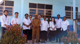 Kepala Dinas Pendidikan Kabupaten Paniai, Agus Kobepa, meninjau pelaksanaan hari terakhir Ujian Nasional di SD YPPGI Enarotali. Dok_Arif/JPD. NT