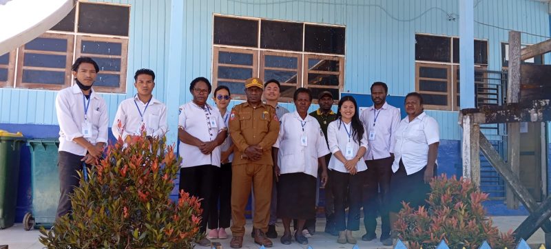 Kepala Dinas Pendidikan Kabupaten Paniai, Agus Kobepa, meninjau pelaksanaan hari terakhir Ujian Nasional di SD YPPGI Enarotali. Dok_Arif/JPD. NT