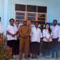 Kepala Dinas Pendidikan Kabupaten Paniai, Agus Kobepa, meninjau pelaksanaan hari terakhir Ujian Nasional di SD YPPGI Enarotali. Dok_Arif/JPD. NT