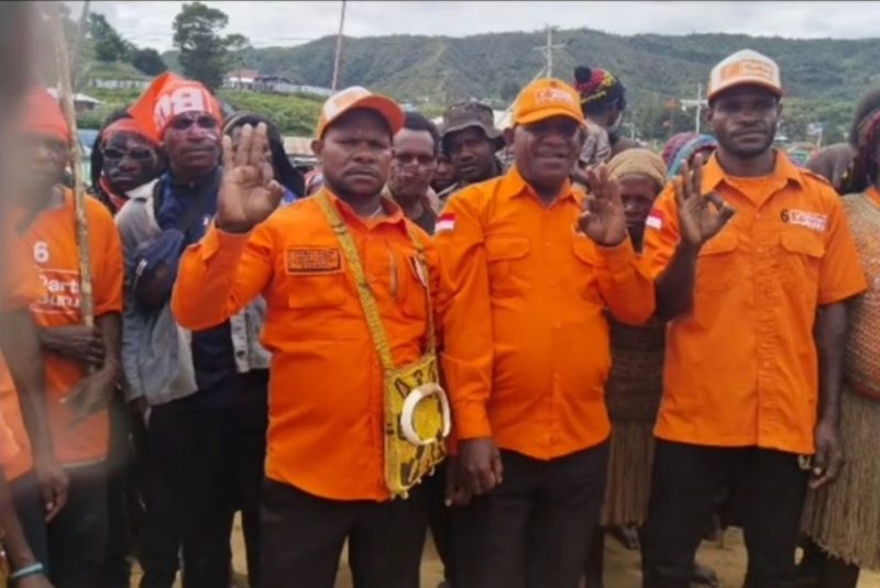 Exco Partai Buruh Papua Tengah bersama jajaran pengurus wilayah menyampaikan ucapan selamat atas peringatan 132 tahun masuknya Misi Katolik di Tanah Papua. JP. NT