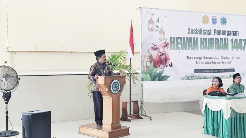 Sekda Kab. Nabire, Yulianus Pasang saat membacakan sambutan Bupati Mesak di sosialisasi penanganan hewan kurban 1447 H. di Aula Islamic Center jalan merdeka. Sabtu (23/5/2026). Dok-Alvi