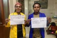 Solidaritas Mahasiswa Paniai Se-Indonesia Kota Studi Makassar saat menyampaikan pernyataan sikap menolak DOB, pertambangan, dan militerisme di Papua Tengah. Dok_KG. NT