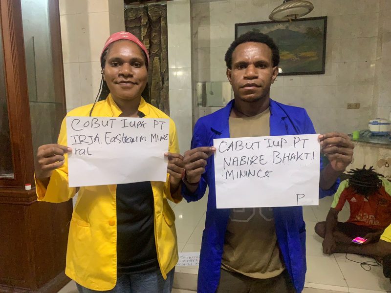Solidaritas Mahasiswa Paniai Se-Indonesia Kota Studi Makassar saat menyampaikan pernyataan sikap menolak DOB, pertambangan, dan militerisme di Papua Tengah. Dok_KG. NT