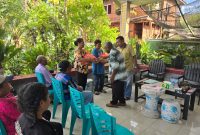 Kepala Suku Yapen Waropen Provinsi Papua Tengah, Ir. Johanis Semuel Maniani, saat memberikan sambutan dalam kegiatan sosialisasi dan pembagian sembako di Nabire. Dok_Ist. NT