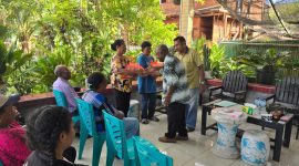 Kepala Suku Yapen Waropen Provinsi Papua Tengah, Ir. Johanis Semuel Maniani, saat memberikan sambutan dalam kegiatan sosialisasi dan pembagian sembako di Nabire. Dok_Ist. NT