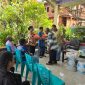 Kepala Suku Yapen Waropen Provinsi Papua Tengah, Ir. Johanis Semuel Maniani, saat memberikan sambutan dalam kegiatan sosialisasi dan pembagian sembako di Nabire. Dok_Ist. NT