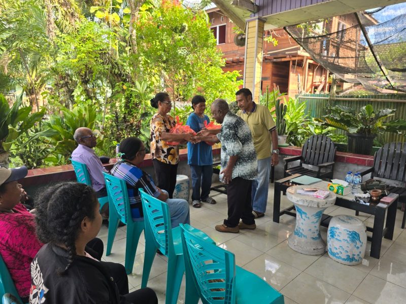 Kepala Suku Yapen Waropen Provinsi Papua Tengah, Ir. Johanis Semuel Maniani, saat memberikan sambutan dalam kegiatan sosialisasi dan pembagian sembako di Nabire. Dok_Ist. NT