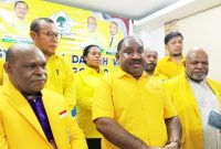 Willem Wandik Ketua Harian DPD Partai Golkar Provinsi Papua Tengah saat diwawancarai awak media setelah menghadiri dan menutup MUSDA Ke-VI DPD Partai Golkar Kabupaten Intan Jaya dan Puncak Jaya di Aula Hotel Getz Oyehe Nabire, Papua Tengah. Sabtu (23/5/2026). Dok-Alvi