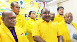 Willem Wandik Ketua Harian DPD Partai Golkar Provinsi Papua Tengah saat diwawancarai awak media setelah menghadiri dan menutup MUSDA Ke-VI DPD Partai Golkar Kabupaten Intan Jaya dan Puncak Jaya di Aula Hotel Getz Oyehe Nabire, Papua Tengah. Sabtu (23/5/2026). Dok-Alvi
