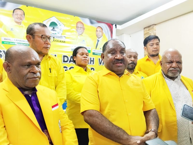 Willem Wandik Ketua Harian DPD Partai Golkar Provinsi Papua Tengah saat diwawancarai awak media setelah menghadiri dan menutup MUSDA Ke-VI DPD Partai Golkar Kabupaten Intan Jaya dan Puncak Jaya di Aula Hotel Getz Oyehe Nabire, Papua Tengah. Sabtu (23/5/2026). Dok-Alvi