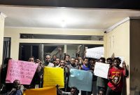 Aliansi mahasiswa Papua di Surabaya menyatakan penolakan terhadap rencana DOB dan aktivitas pertambangan di Paniai demi melindungi hak masyarakat adat dan lingkungan hidup. Dok_JPD. NT