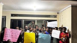 Aliansi mahasiswa Papua di Surabaya menyatakan penolakan terhadap rencana DOB dan aktivitas pertambangan di Paniai demi melindungi hak masyarakat adat dan lingkungan hidup. Dok_JPD. NT