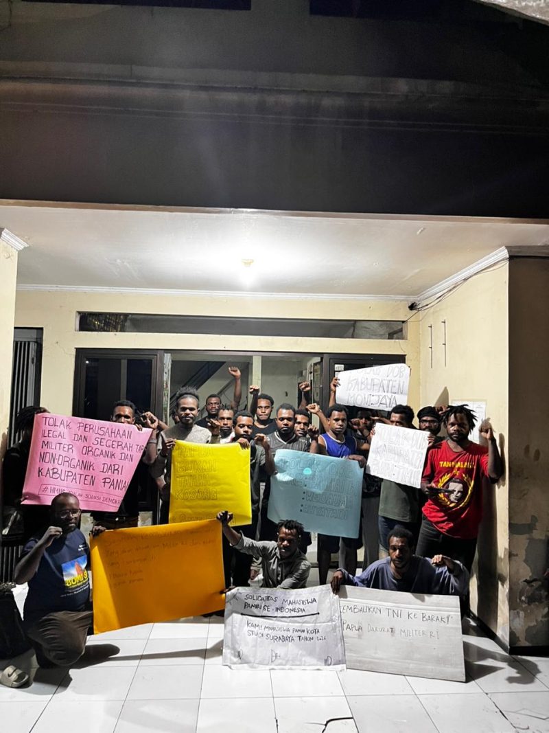 Aliansi mahasiswa Papua di Surabaya menyatakan penolakan terhadap rencana DOB dan aktivitas pertambangan di Paniai demi melindungi hak masyarakat adat dan lingkungan hidup. Dok_JPD. NT