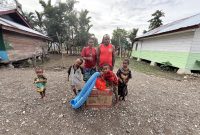 Pemerintah Pusat menyerahkan bantuan mesin Alkon kepada Towenggen Murib, Kepala Suku Dani Puncak di Kampung Lani, Distrik Teluk Kimi, guna mendukung kebutuhan masyarakat dan aktivitas pertanian warga. Dok_Ist. NT