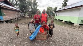Pemerintah Pusat menyerahkan bantuan mesin Alkon kepada Towenggen Murib, Kepala Suku Dani Puncak di Kampung Lani, Distrik Teluk Kimi, guna mendukung kebutuhan masyarakat dan aktivitas pertanian warga. Dok_Ist. NT