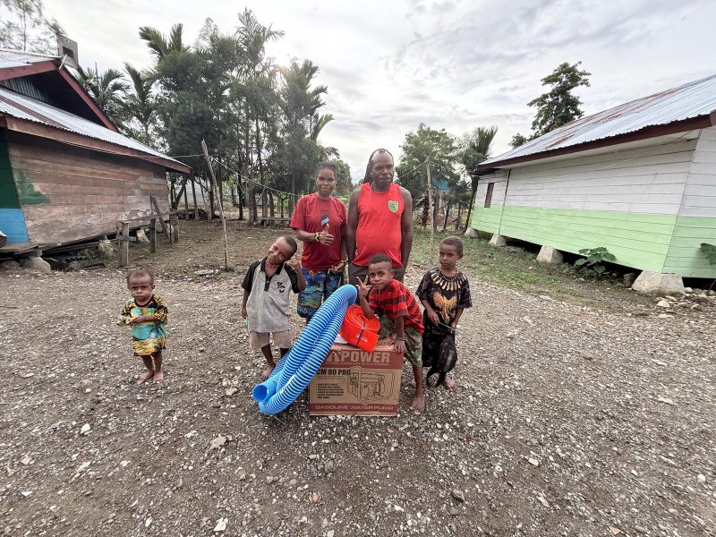 Pemerintah Pusat menyerahkan bantuan mesin Alkon kepada Towenggen Murib, Kepala Suku Dani Puncak di Kampung Lani, Distrik Teluk Kimi, guna mendukung kebutuhan masyarakat dan aktivitas pertanian warga. Dok_Ist. NT