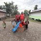 Pemerintah Pusat menyerahkan bantuan mesin Alkon kepada Towenggen Murib, Kepala Suku Dani Puncak di Kampung Lani, Distrik Teluk Kimi, guna mendukung kebutuhan masyarakat dan aktivitas pertanian warga. Dok_Ist. NT