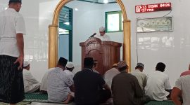 Ustaz Nur Ichsan menyampaikan khutbah Iduladha 1447 Hijriah di Masjid AT-Taqwa Morgo, Distrik Nabire, Rabu (27/5/2026), dengan pesan tentang keikhlasan, pengorbanan, dan kepedulian sosial. NT