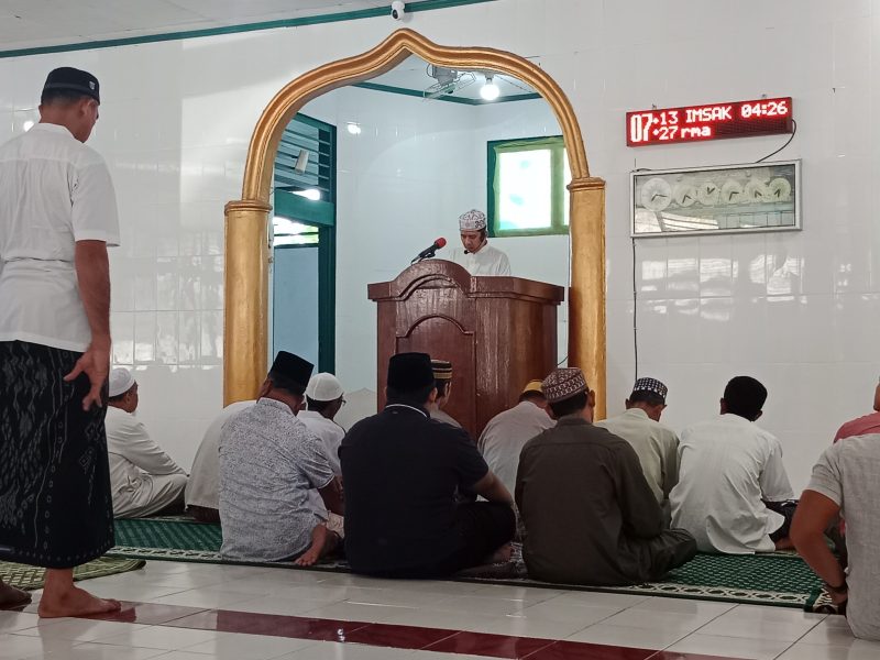 Ustaz Nur Ichsan menyampaikan khutbah Iduladha 1447 Hijriah di Masjid AT-Taqwa Morgo, Distrik Nabire, Rabu (27/5/2026), dengan pesan tentang keikhlasan, pengorbanan, dan kepedulian sosial. NT