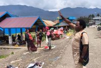Kepala Suku Besar Dani Kabupaten Puncak, Abelom Kogoya, memberikan imbauan kamtibmas kepada masyarakat di Pasar Tradisional Ilaga, Kamis (28/5/2026). Dok_Ist. NT
