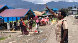 Kepala Suku Besar Dani Kabupaten Puncak, Abelom Kogoya, memberikan imbauan kamtibmas kepada masyarakat di Pasar Tradisional Ilaga, Kamis (28/5/2026). Dok_Ist. NT