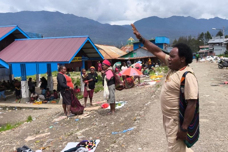 Kepala Suku Besar Dani Kabupaten Puncak, Abelom Kogoya, memberikan imbauan kamtibmas kepada masyarakat di Pasar Tradisional Ilaga, Kamis (28/5/2026). Dok_Ist. NT