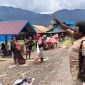 Kepala Suku Besar Dani Kabupaten Puncak, Abelom Kogoya, memberikan imbauan kamtibmas kepada masyarakat di Pasar Tradisional Ilaga, Kamis (28/5/2026). Dok_Ist. NT