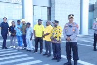 Kapolres Nabire AKBP Samuel D. Tatiratu, S.I.K menghadiri penjemputan Anggota DPR RI Papua Tengah Dr. Soedeson Tandra di Bandara Nabire. Dok_NT