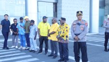 Kapolres Nabire AKBP Samuel D. Tatiratu, S.I.K menghadiri penjemputan Anggota DPR RI Papua Tengah Dr. Soedeson Tandra di Bandara Nabire. Dok_NT