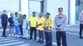 Kapolres Nabire AKBP Samuel D. Tatiratu, S.I.K menghadiri penjemputan Anggota DPR RI Papua Tengah Dr. Soedeson Tandra di Bandara Nabire. Dok_NT