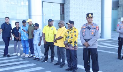 Kapolres Nabire AKBP Samuel D. Tatiratu, S.I.K menghadiri penjemputan Anggota DPR RI Papua Tengah Dr. Soedeson Tandra di Bandara Nabire. Dok_NT