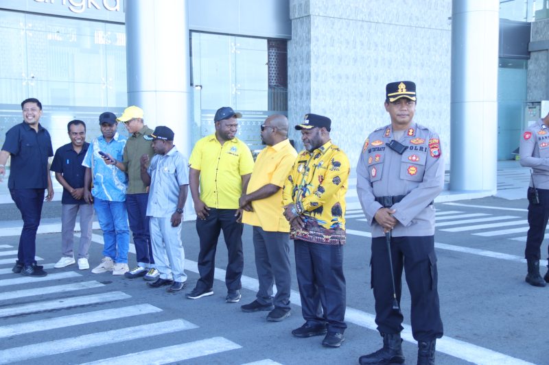 Kapolres Nabire AKBP Samuel D. Tatiratu, S.I.K menghadiri penjemputan Anggota DPR RI Papua Tengah Dr. Soedeson Tandra di Bandara Nabire. Dok_NT