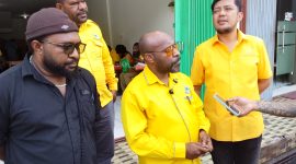Sekretaris DPD I Partai Golkar Papua Tengah, Sony Kayame, memberikan keterangan saat pelaksanaan Musda DPD II Kabupaten Puncak Jaya dan Intan Jaya di Hotel Getz Nabire. Dok_Aw. NT