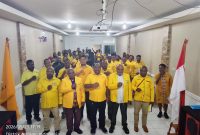 Menutup Musda Ke-VI DPD Partai Golkar di Nabire, Willem Wandik dan Ketua DPD Partai Golkar baik dari Intan Jaya (Elias Igapa dan Puncak Jaya ( Mendi Wonerengga) menyerukan Yel-Yel Golkar untuk Papua Tengah Maju, Bangkit dan Menang di 2029 . Sabtu (23/5/2026). Dok-Alvi