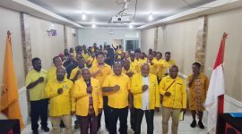 Menutup Musda Ke-VI DPD Partai Golkar di Nabire, Willem Wandik dan Ketua DPD Partai Golkar baik dari Intan Jaya (Elias Igapa dan Puncak Jaya ( Mendi Wonerengga) menyerukan Yel-Yel Golkar untuk Papua Tengah Maju, Bangkit dan Menang di 2029 . Sabtu (23/5/2026). Dok-Alvi