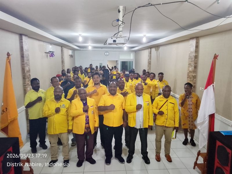 Menutup Musda Ke-VI DPD Partai Golkar di Nabire, Willem Wandik dan Ketua DPD Partai Golkar baik dari Intan Jaya (Elias Igapa dan Puncak Jaya ( Mendi Wonerengga) menyerukan Yel-Yel Golkar untuk Papua Tengah Maju, Bangkit dan Menang di 2029 . Sabtu (23/5/2026). Dok-Alvi