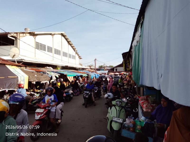 Suasana Pasar Sentral Kalibobo, Nabire, dipadati warga yang berburu kebutuhan bahan makanan menjelang Hari Raya Iduladha 1447 Hijriah, Selasa (26/5/2026). Dok_NT