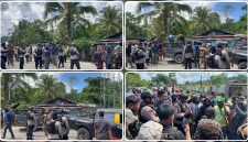 Personel Polres Nabire bersama tokoh masyarakat dan pemerintah kampung memfasilitasi mediasi terkait aksi pemalangan Jalan Trans Nabire–Paniai di Kampung Gerbang Sadu, Selasa (9/6/2026). Mediasi menghasilkan kesepakatan damai dan arus lalu lintas kembali normal. Dok_Ist. NT