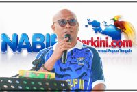 Ketua Harian KONI Kab. Nabire, Simon Londe, menyampaikan sambutan pada pembukaan Turnamen Sepak Bola Bupati Cup III Tahun 2026 di Lapangan Sapta Marga Kodim 1705/Nabire, Selasa (9/6/2026). Dok. Ist. NT