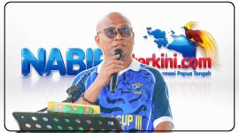 Ketua Harian KONI Kab. Nabire, Simon Londe, menyampaikan sambutan pada pembukaan Turnamen Sepak Bola Bupati Cup III Tahun 2026 di Lapangan Sapta Marga Kodim 1705/Nabire, Selasa (9/6/2026). Dok. Ist. NT