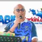 Ketua Harian KONI Kab. Nabire, Simon Londe, menyampaikan sambutan pada pembukaan Turnamen Sepak Bola Bupati Cup III Tahun 2026 di Lapangan Sapta Marga Kodim 1705/Nabire, Selasa (9/6/2026). Dok. Ist. NT