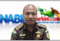 Kasi Intelijen Kejari Nabire Donny Stiven Umbora, S.H., M.H., memberikan keterangan terkait perkembangan penyidikan dugaan tindak pidana korupsi di RSUD Nabire. Penyidik saat ini menunggu proses audit kerugian negara oleh BPKP Papua Tengah. Dok_Arief NT