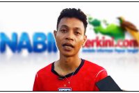 Aljufika Rawarin menjelaskan konsep Tarian Nusantara yang mengangkat ragam budaya Indonesia dari Aceh hingga Papua saat diwawancarai awak media di Bandara Lama Nabire, Selasa (23/6/2026). Tarian tersebut akan ditampilkan dalam Festival Pelajar Papua Tengah 2026. Dok_Arief NT