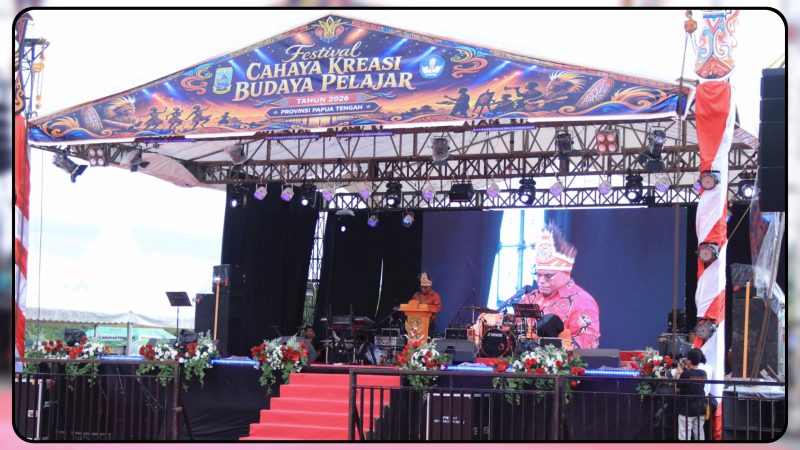 Gubernur Papua Tengah, Meki Fritz Nawipa, menyampaikan sambutan pada pembukaan Festival Cahaya Kreasi Budaya Pelajar Papua Tengah 2026 di Nabire, Rabu (24/6/2026). Dok_ Arief NT