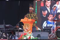 Ketua Panitia Festival Cahaya Kreasi Pelajar Papua Tengah 2026, Deni Tenouye, menyampaikan laporan pelaksanaan kegiatan yang diikuti peserta dari delapan kabupaten di Papua Tengah pada pembukaan festival di Lapangan Bandara Lama Nabire.Dok_Arief NT