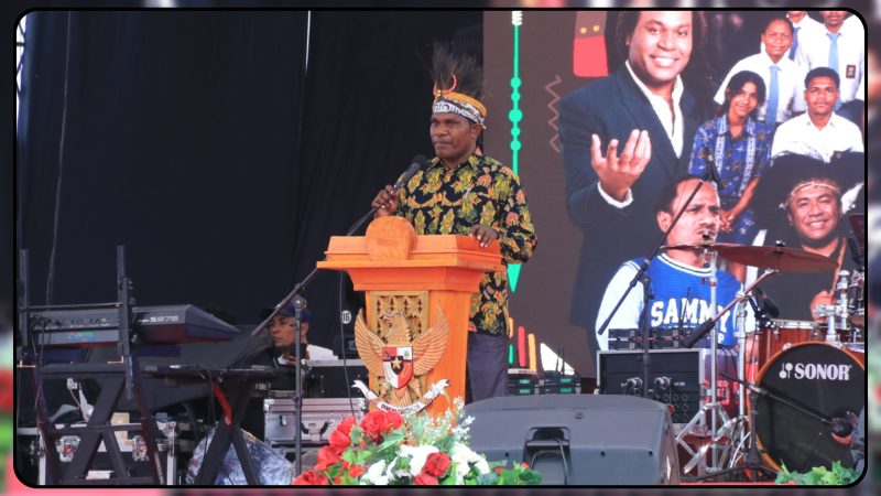 Ketua Panitia Festival Cahaya Kreasi Pelajar Papua Tengah 2026, Deni Tenouye, menyampaikan laporan pelaksanaan kegiatan yang diikuti peserta dari delapan kabupaten di Papua Tengah pada pembukaan festival di Lapangan Bandara Lama Nabire.Dok_Arief NT