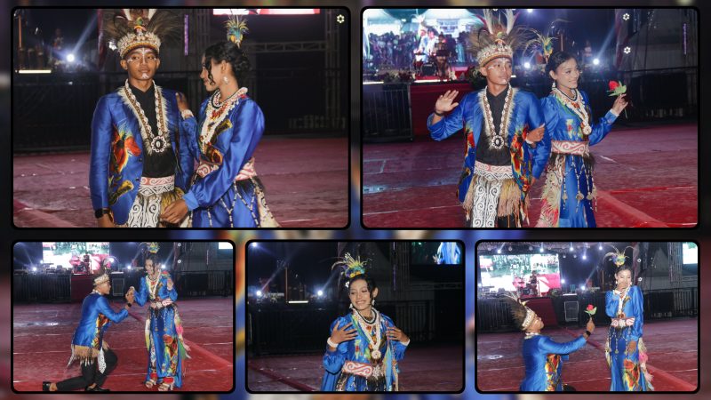 Peserta Fashion Show dari Kabupaten Nabire menampilkan busana hasil kolaborasi antara pakaian adat Papua dan batik Papua yang dipadukan dengan ornamen ukiran kayu berbentuk sayap serta ekor burung cenderawasih pada Festival Cahaya Kreasi Pelajar Papua Tengah 2026. Dok_Arief NT